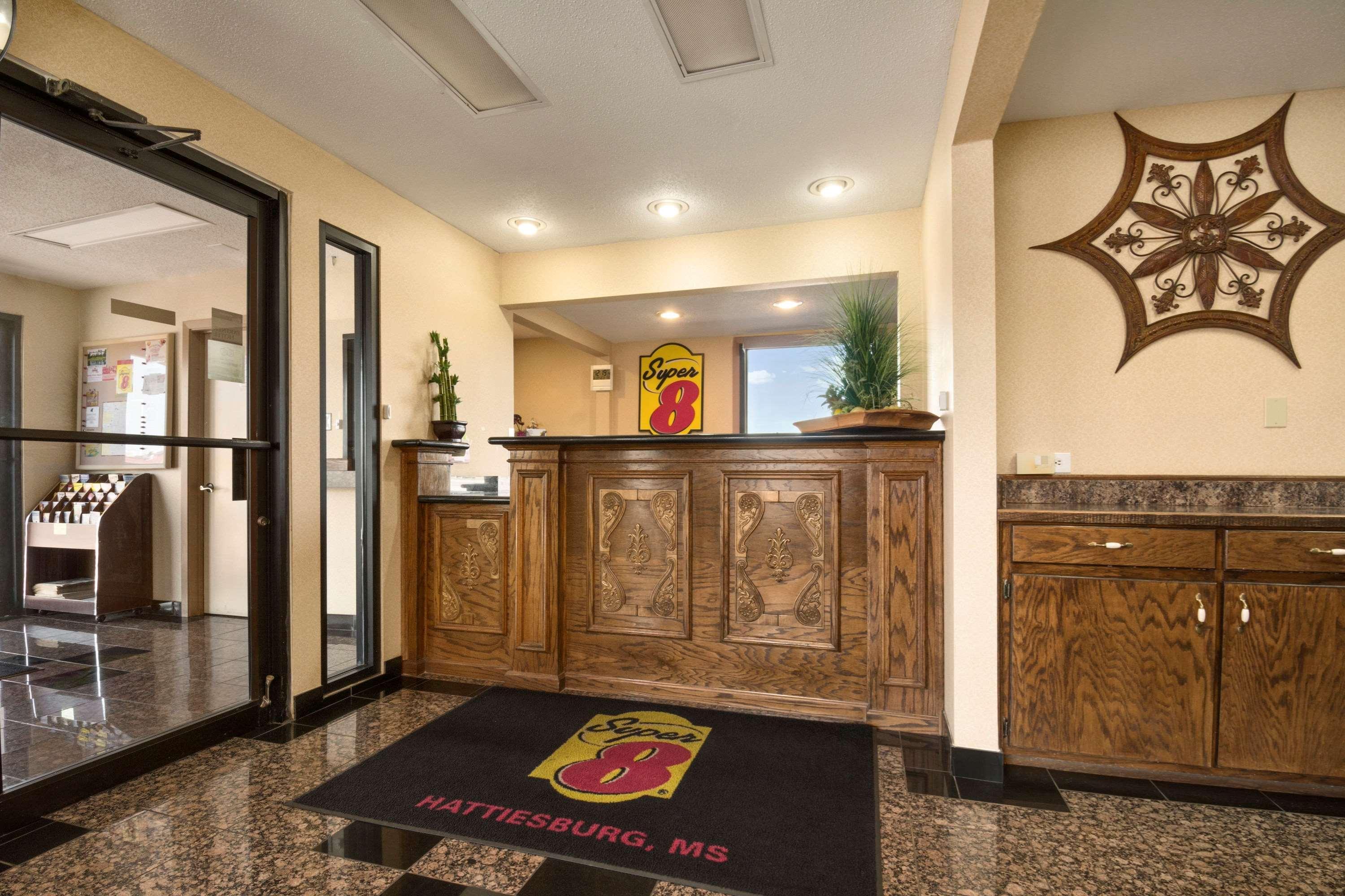 Super 8 By Wyndham Hattiesburg North Екстериор снимка