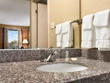 Super 8 By Wyndham Hattiesburg North Екстериор снимка